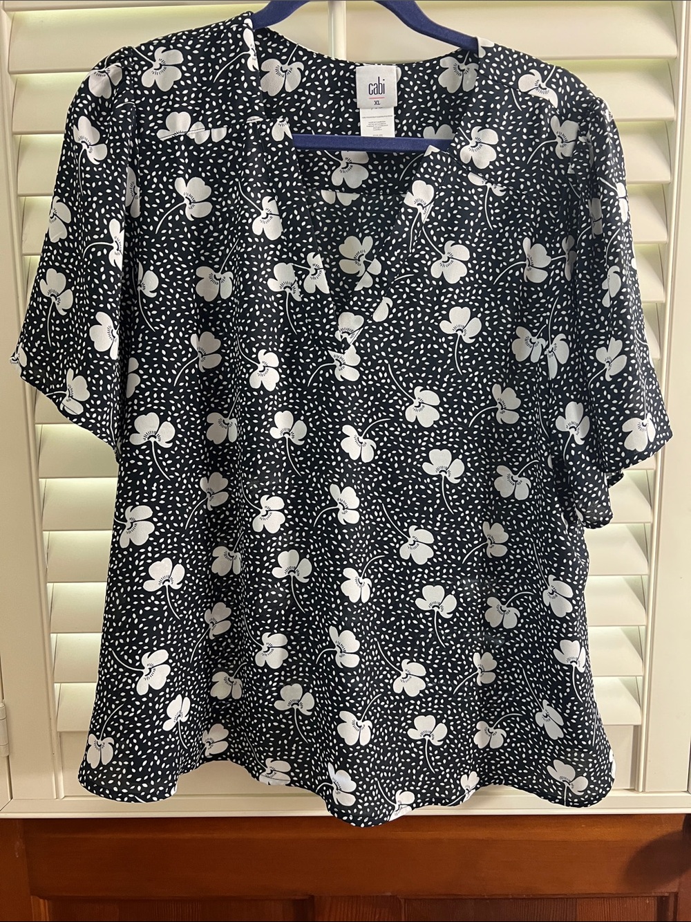 CAbi Grace Navy & White Floral V-Neck Blouse EUC